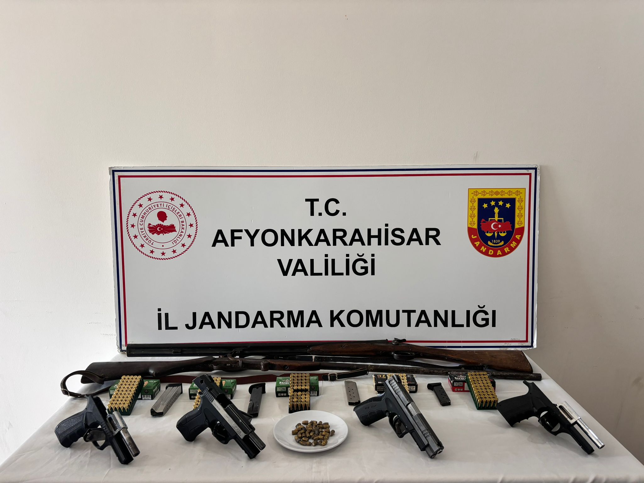Afyonkarahisar’da uyuşturucu operasyonunda 2 şüpheli gözaltına alındı. İl Jandarma Komutanlığı