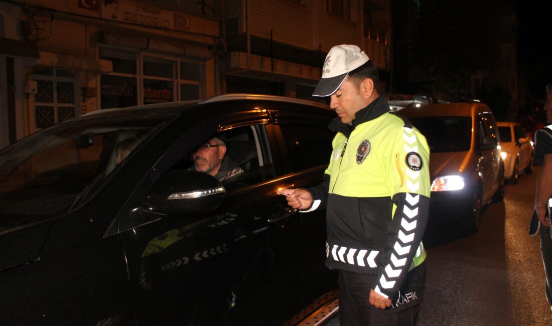 Afyonkarahisar’ın Çay ilçesinde polis ekipleri, trafik denetimi yaptı. İlçe Emniyet