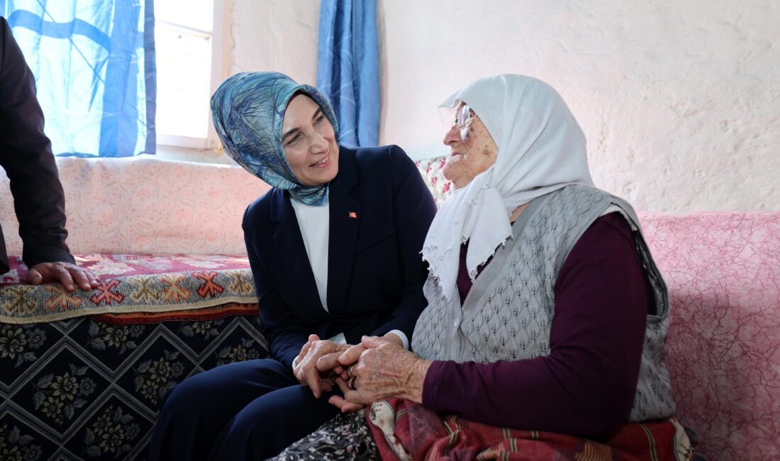 Afyonkarahisar Valisi Kübra Güran Yiğitbaşı, 89 yaşındaki Şerife Temel’e ziyarette