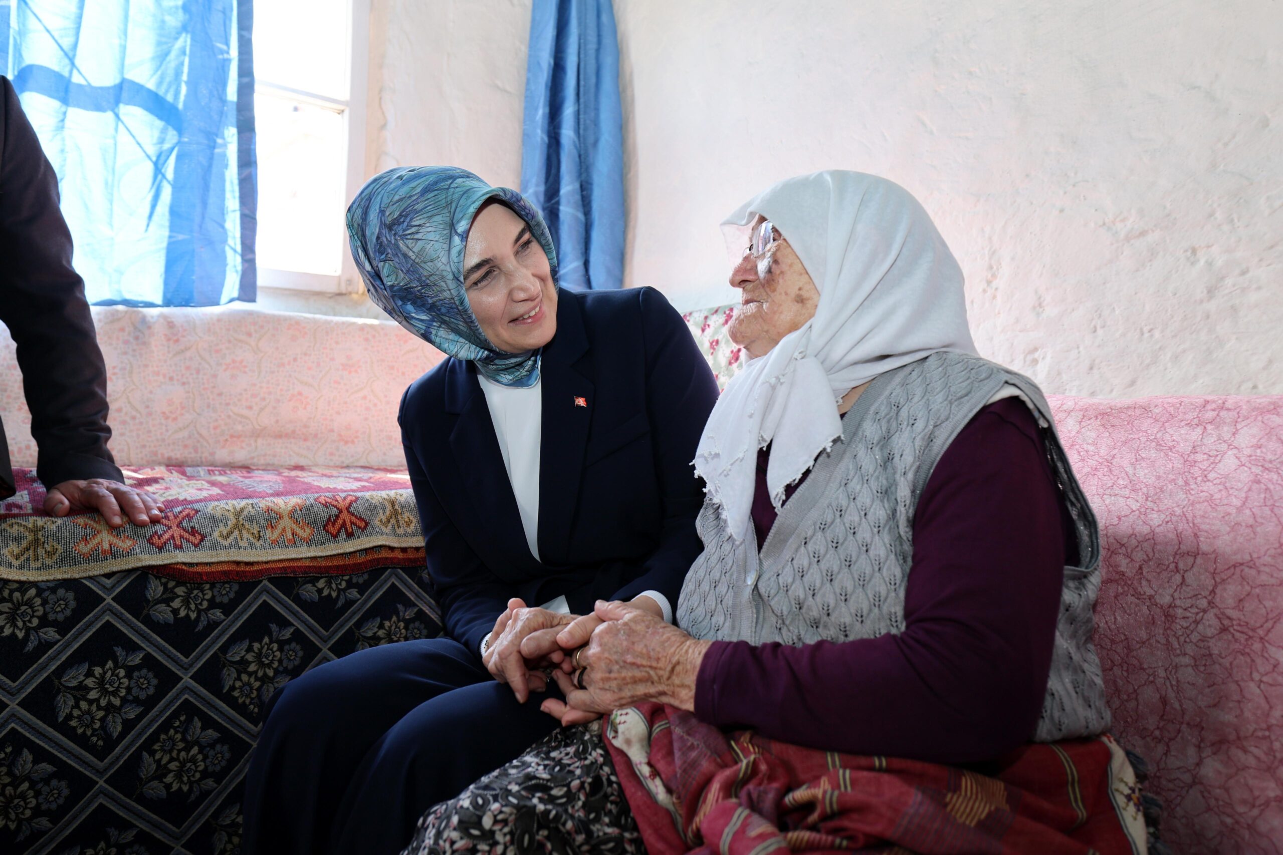 Afyonkarahisar Valisi Kübra Güran Yiğitbaşı, 89 yaşındaki Şerife Temel’e ziyarette
