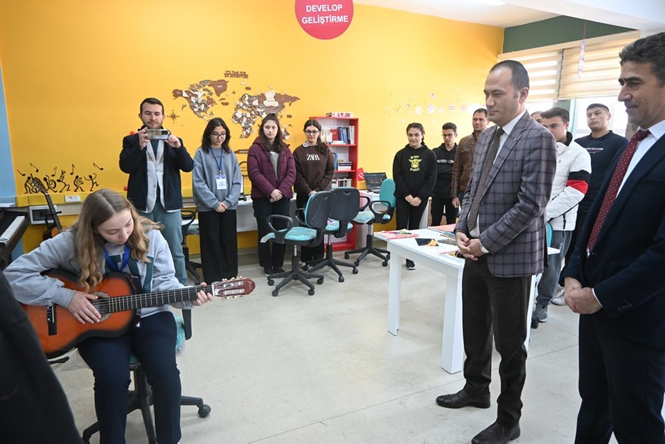 Çay Kaymakamı Fatih Topuz, Anadolu Lisesini ziyaret ederek incelemelerde bulundu.