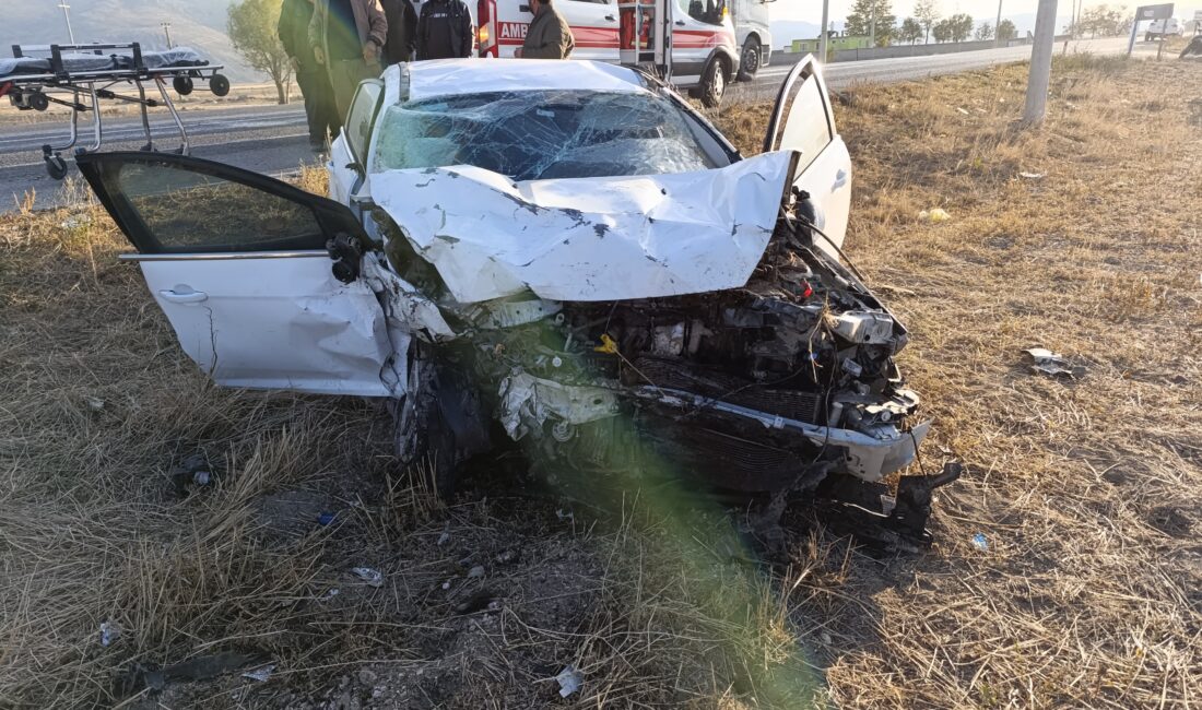 Afyonkarahisar’ın Dinar ilçesinde iki otomobilin çarpışması sonucu 2’si çocuk 5