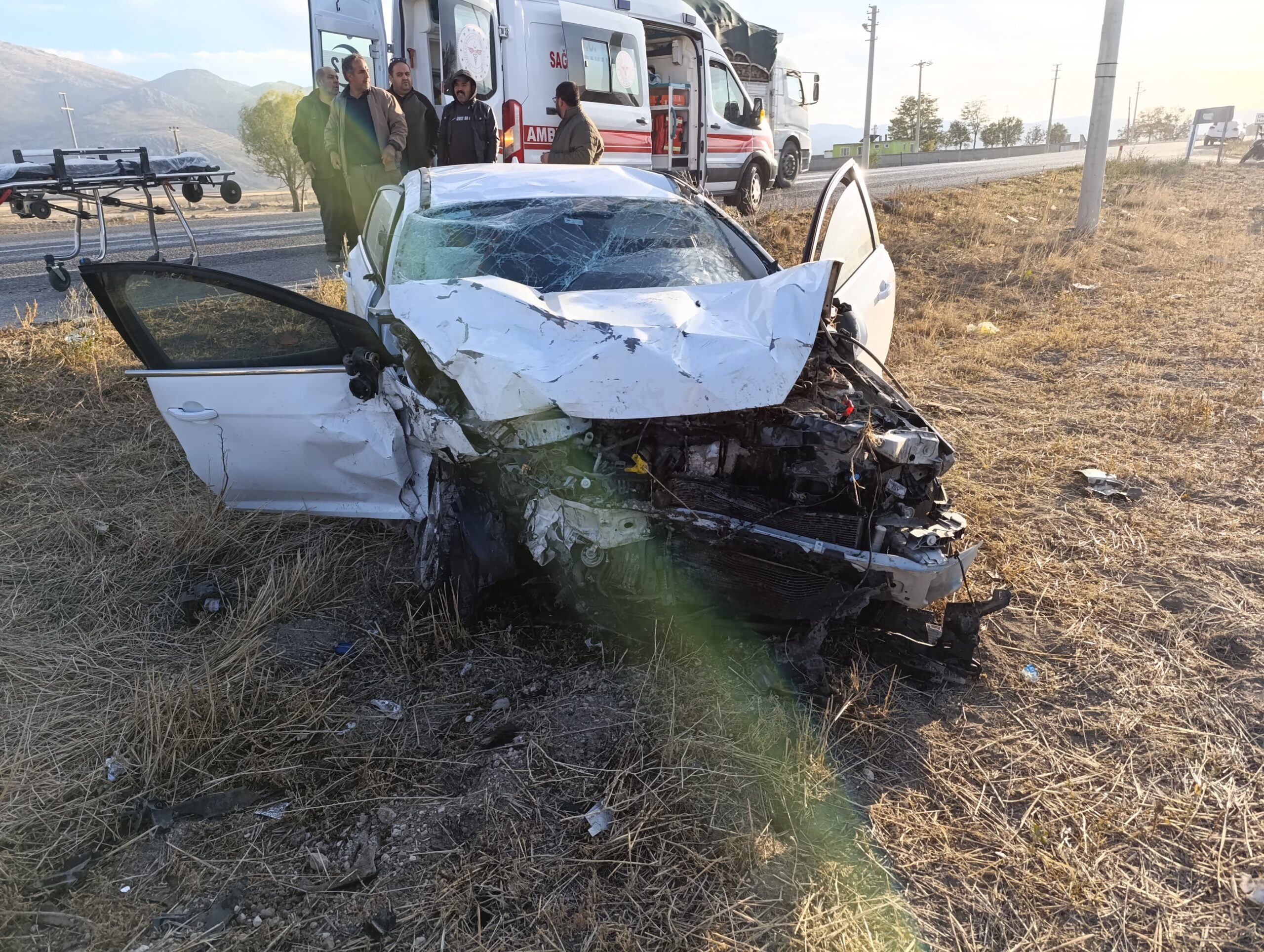 Afyonkarahisar’ın Dinar ilçesinde iki otomobilin çarpışması sonucu 2’si çocuk 5