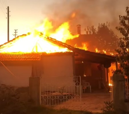Kütahya’nın Tavşanlı ilçesindeki Kızılçukur köyünde çöplükte başlayan yangın, yakınındaki evlere