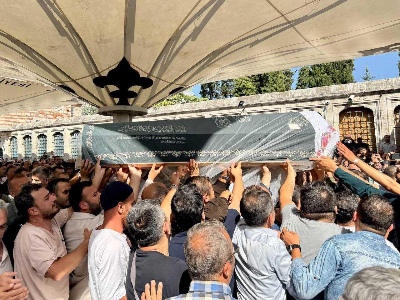 Fatih’te surlarda öldürülen İkbal Uzuner, bugün düzenlenen cenaze töreninin ardından
