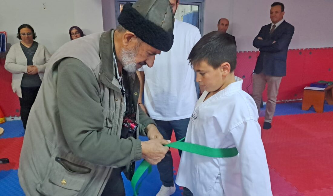  Ardahan’ın Posof ilçesinde minik taekwondocuların kuşak heyecanına aileleri de ortak