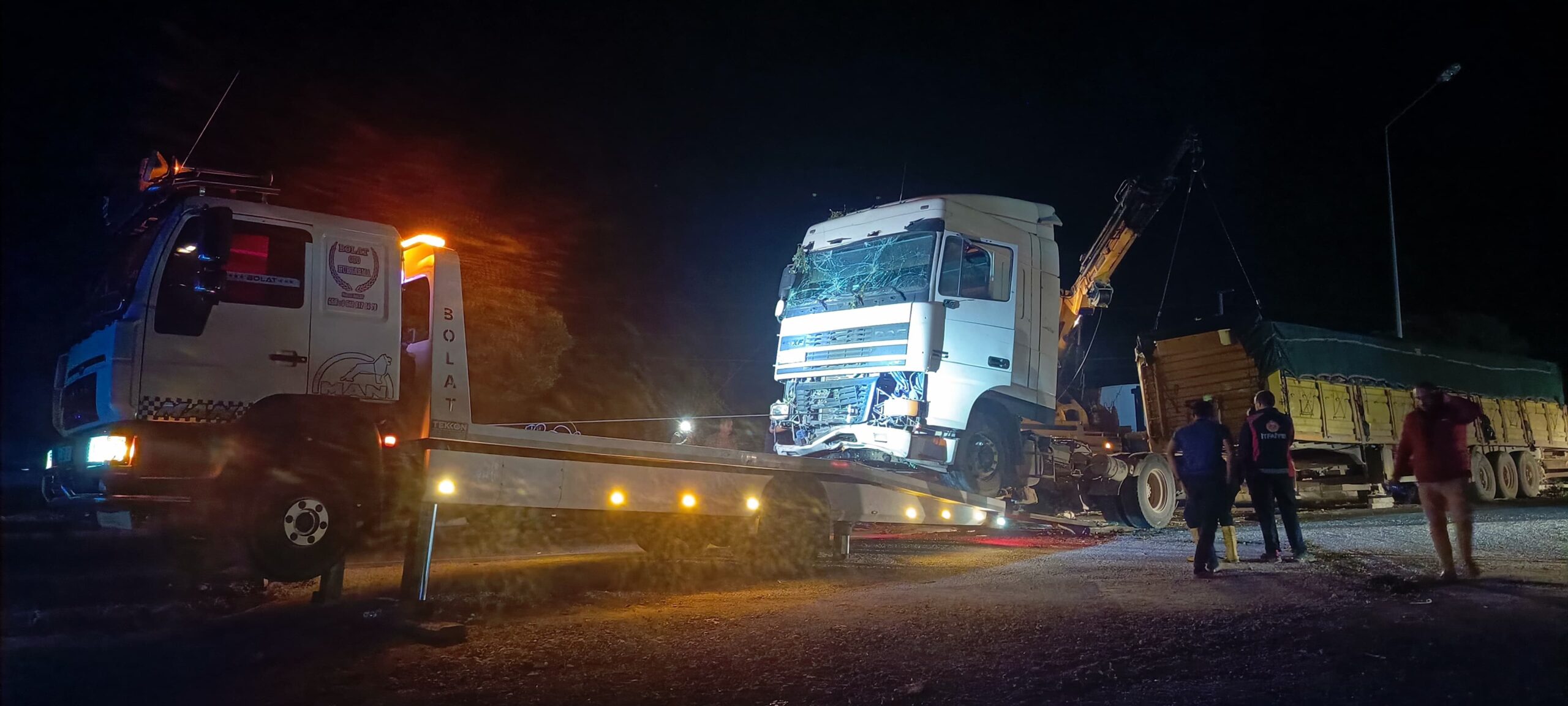 Afyonkarahisar’da kontrolden çıkan tır orta refüje girip ağaçları devirerek durabilirken,