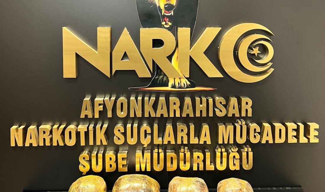 Otomobilin çamurluğuna zulalanan 4 kilo esrarı polis buldu! Afyonkarahisar’da narkotik polisi tarafından gerçekleştirilen operasyonda, bir otomobilin gizli bölmesinde