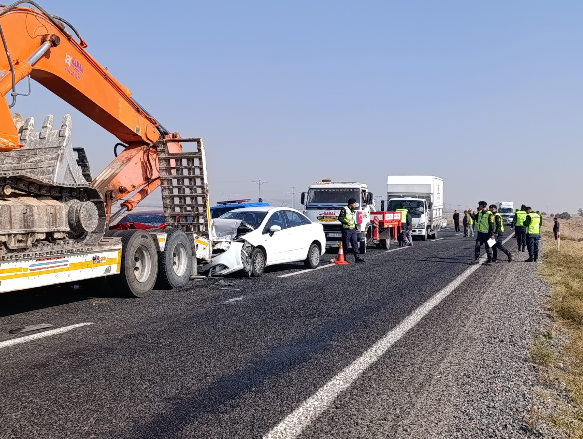 Afyonkarahisar’da 8 aracın karıştığı ve 15 kişinin yaralandığı zincirleme trafik