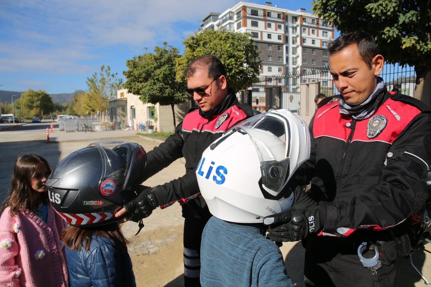 Afyonkarahisar’da polis ekipleri ilkokul öğrencilerine mesleklerini tanıtıp, güvenli internet kullanımı