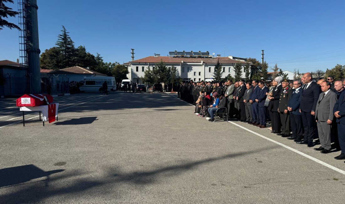  Afyonkarahisar'da senelik izin dönüşü geçirdiği trafik kazası sonrası kaldırıldığı hastanede