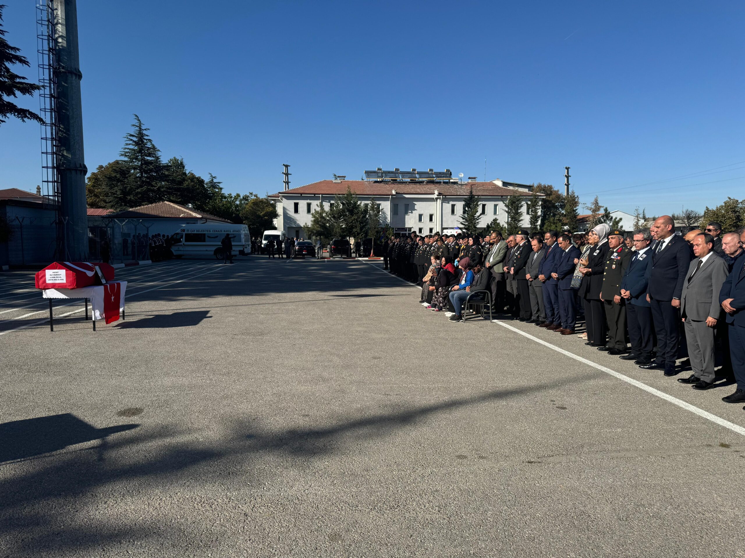  Afyonkarahisar'da senelik izin dönüşü geçirdiği trafik kazası sonrası kaldırıldığı hastanede