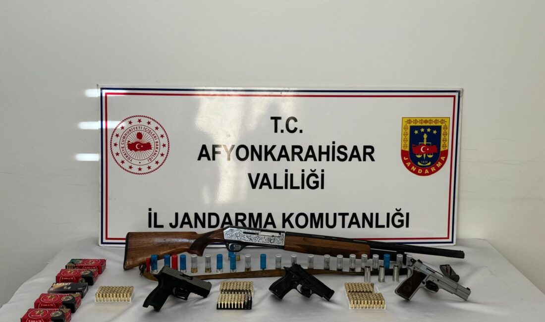 Afyonkarahisar’da jandarma 4 eve baskın yaptı Afyonkarahisar İl Jandarma Komutanlığı ekipleri 4 eve yönelik yaptığı operasyonda