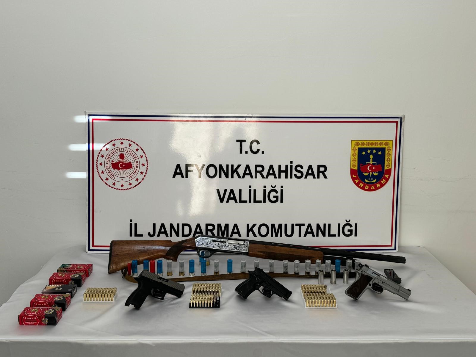 Afyonkarahisar İl Jandarma Komutanlığı ekipleri 4 eve yönelik yaptığı operasyonda