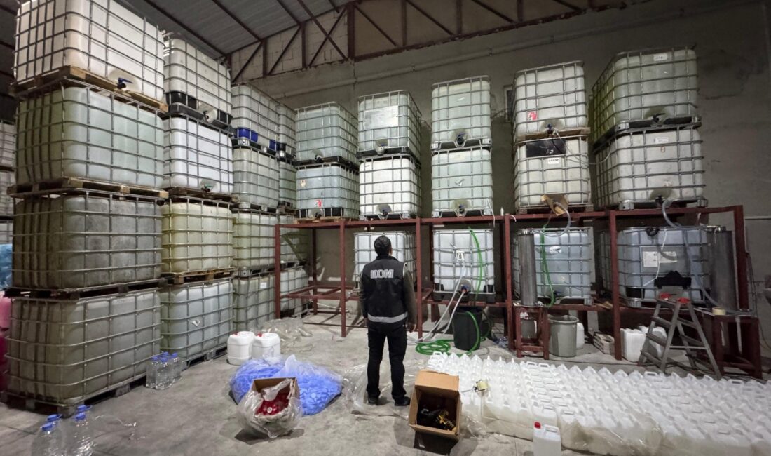 Antalya’nın Konyaaltı ilçesinde kaçak alkol fabrikasına yapılan baskında 28 bin