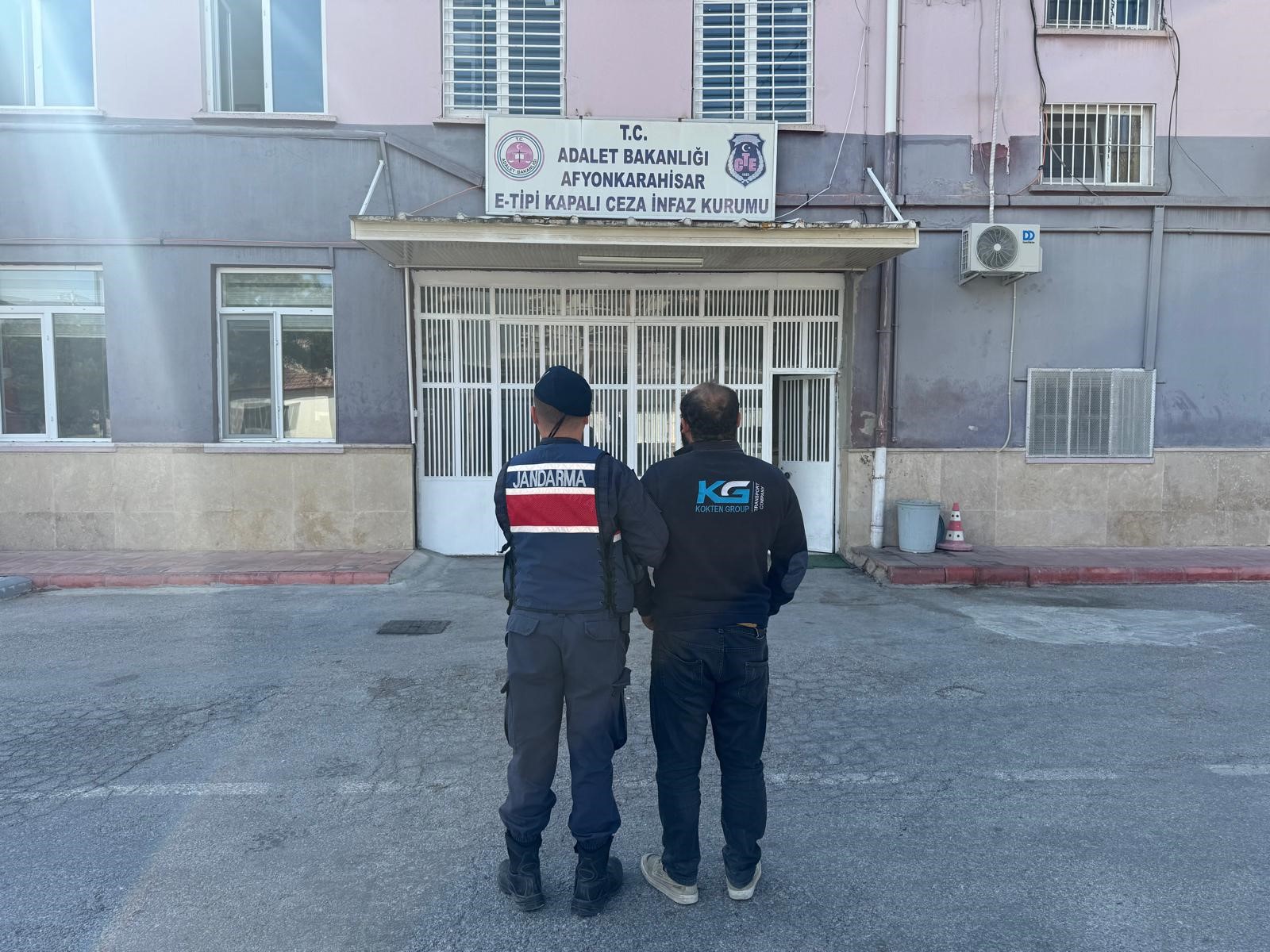 Afyonkarahisar’da kasten yaralama suçundan hapis cezasıyla aranan bir şahıs jandarma