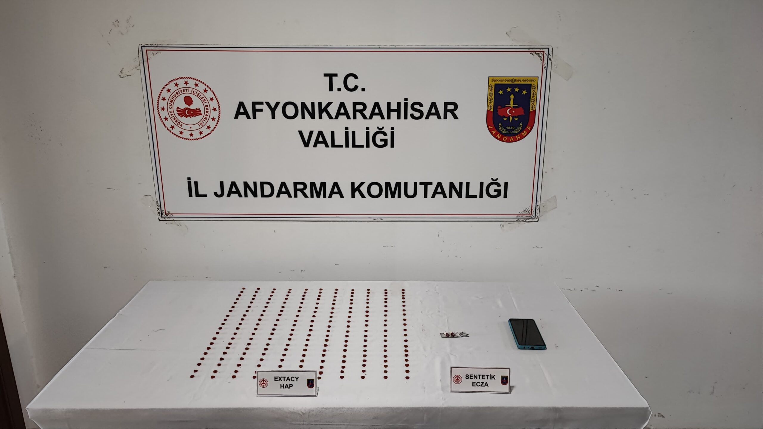 İzmir’den aldığı 222 uyuşturucu hapı satmak için Afyonkarahisar’a getiren şahıs