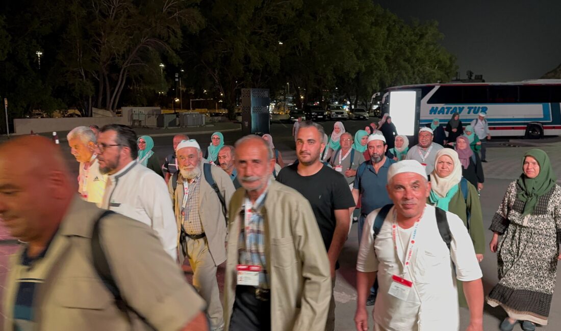 Afyonkarahisarlı umreciler Nur Dağı’na çıktı Afyonkarahisar'dan umreye giden ve aralarında 16 yaşındaki gençlerle 76 yaşındaki