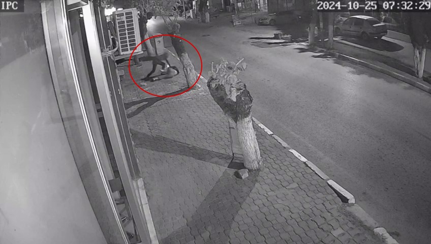  İzmir’in Kemalpaşa ilçesinde bir kişi, takıntılı olduğu komşuları olan genç