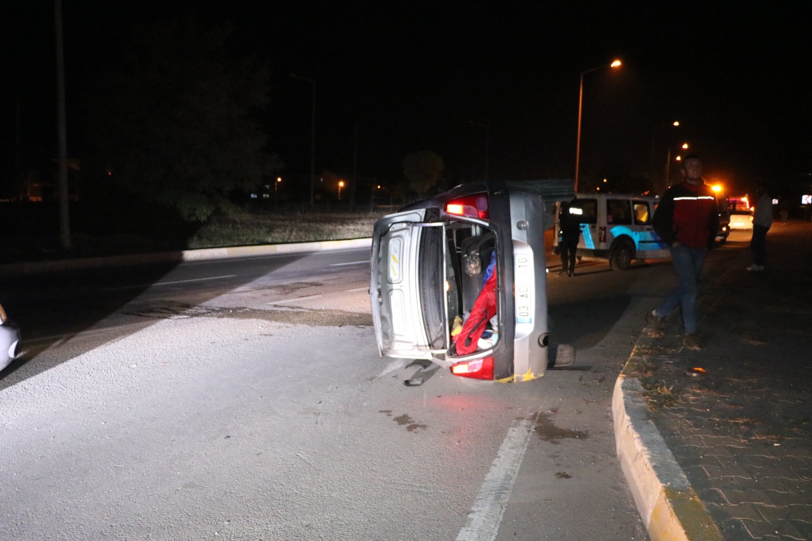 Afyonkarahisar’da refüje çarparak takla atan otomobilde 3’ü çocuk 5 kişi