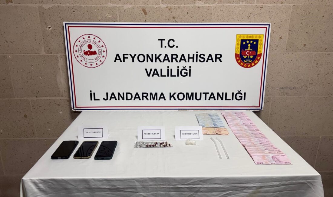 3 kişi Uyuşturucu madde ile yakalandı! Afyonkarahisar’ın İhsaniye ilçesinde jandarma tarafından uyuşturucu maddeler ile yakalanan 3