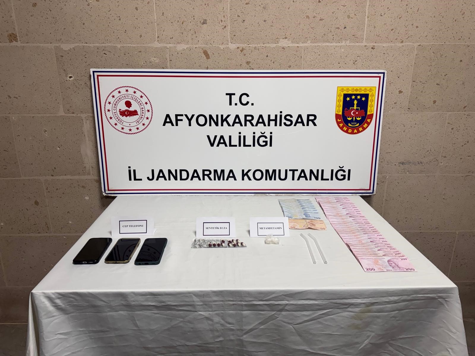 Afyonkarahisar’ın İhsaniye ilçesinde jandarma tarafından uyuşturucu maddeler ile yakalanan 3