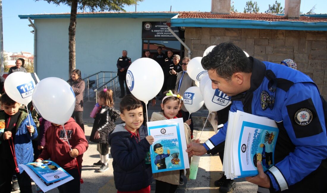 Afyonkarahisar’da polis ekipleri anaokulu öğrencilerine mesleklerini tanıtıp, trafik kuralları gibi