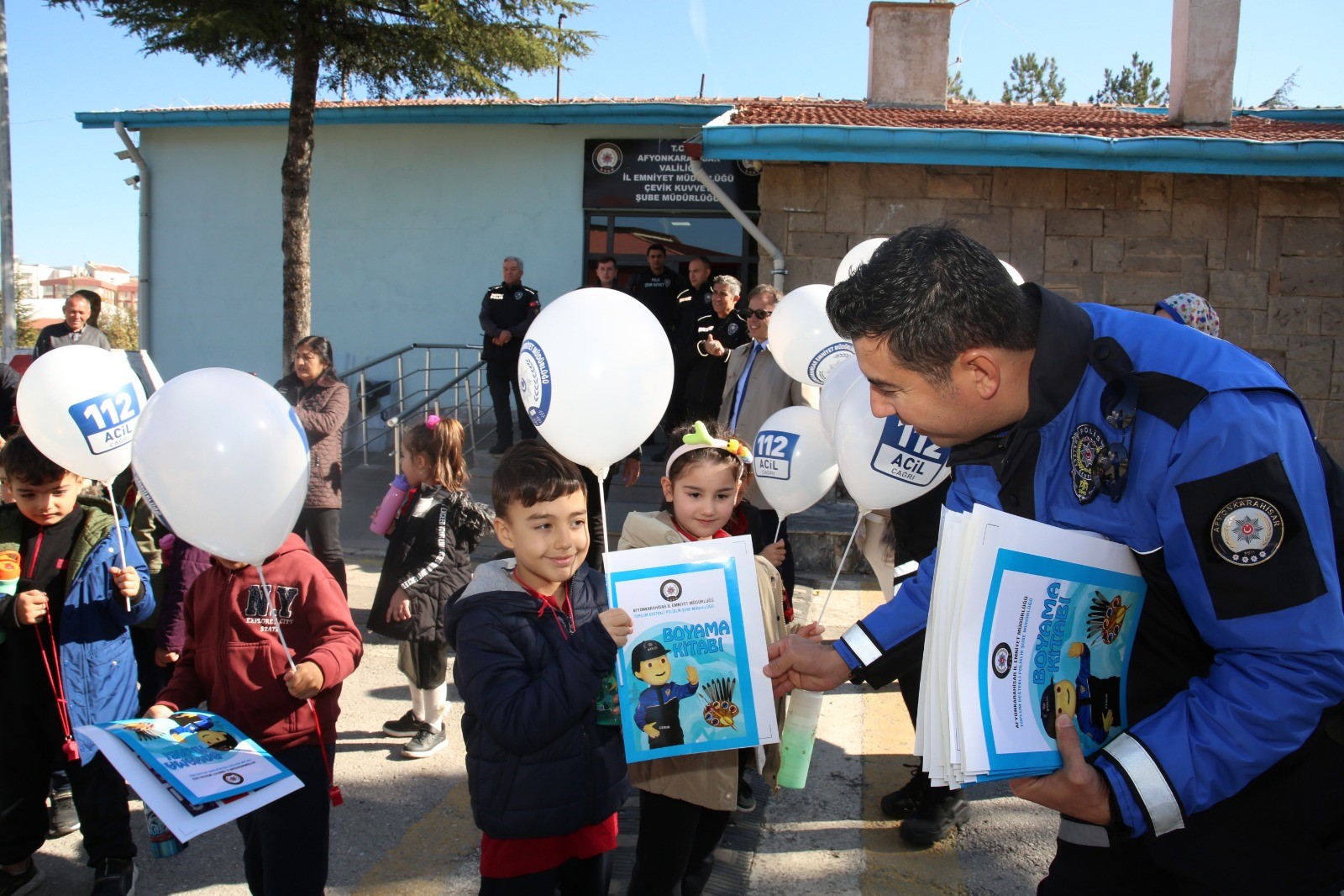 Afyonkarahisar’da polis ekipleri anaokulu öğrencilerine mesleklerini tanıtıp, trafik kuralları gibi