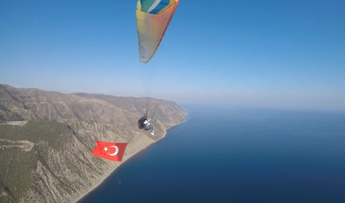 Tekirdağ’da Cumhuriyet Bayramı’nın 101. yılı kutlamaları kapsamında yamaç paraşütçüleri, Ganos