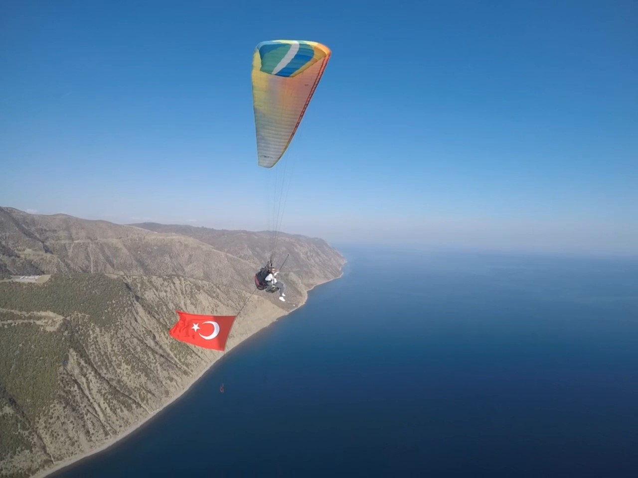 Tekirdağ’da Cumhuriyet Bayramı’nın 101. yılı kutlamaları kapsamında yamaç paraşütçüleri, Ganos