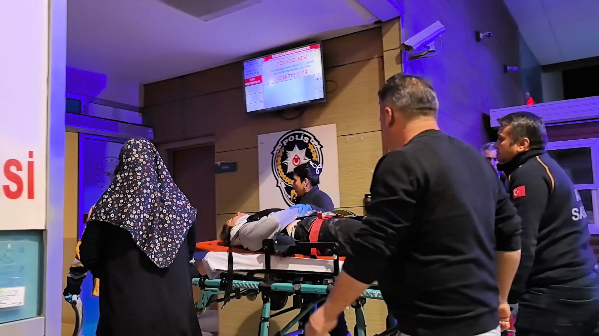 Bursa'nın İnegöl ilçesinde halı silkelerken terastan düşen kız ağır yaralandı.