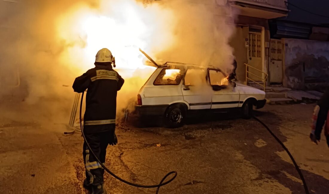 Afyonkarahisar’da park halindeki bir otomobilde çıkan yangın sonrası araç kullanılamaz