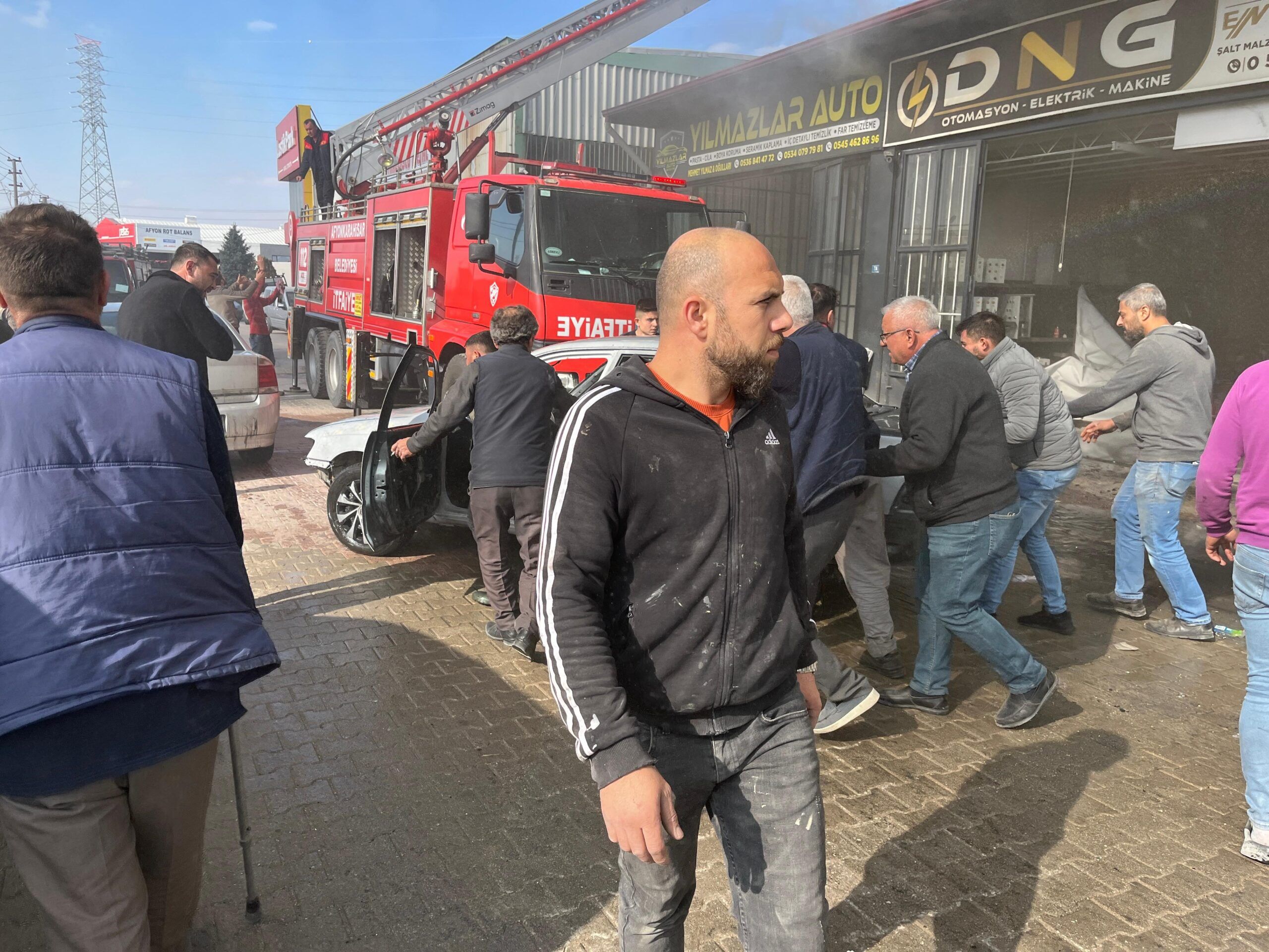 Afyonkarahisar’da demir doğrama atölyesinde başlayan yangın kısa sürede büyüyerek 5