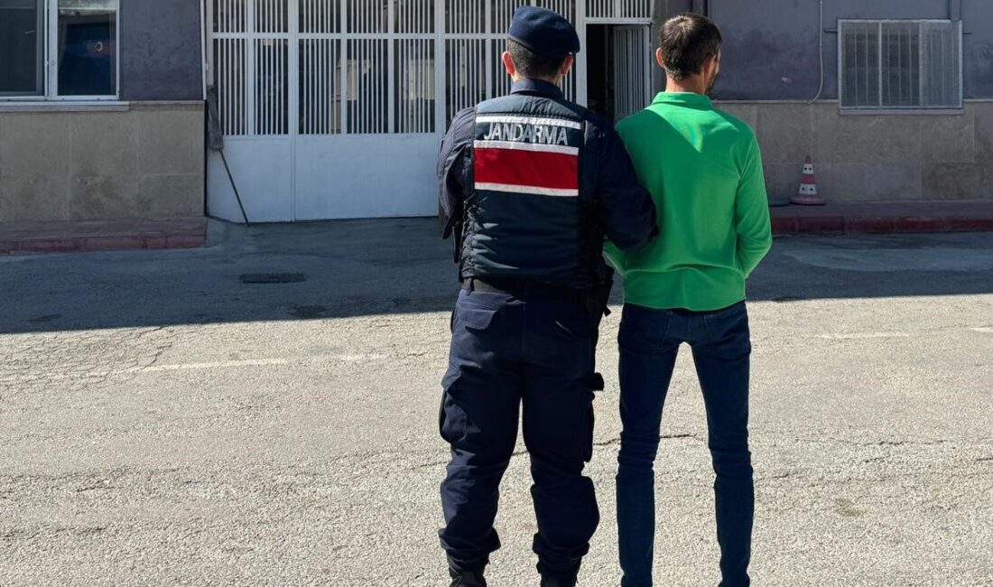 Afyonkarahisar’da hırsızlık suçundan aranan şahıs enselendi! Afyonkarahisar’da kasten yaralama ve hırsızlık suçlarından 6 yıl 1 ay