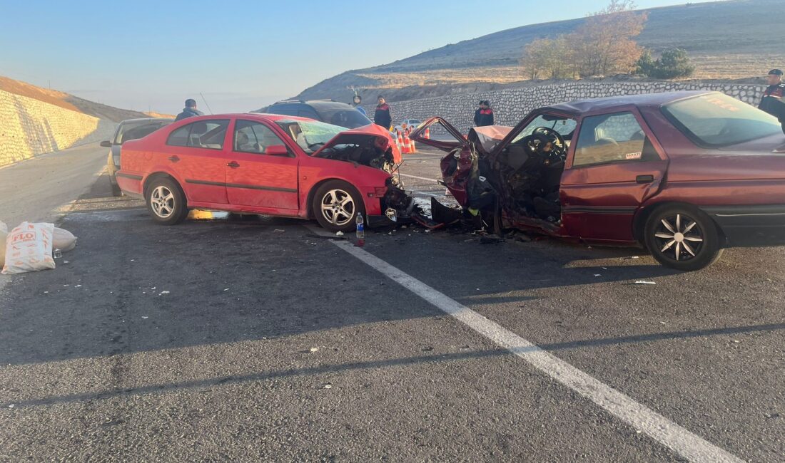 Afyonkarahisar’da iki otomobilin kafa kafaya çarpıştığı trafik kazasından biri ağır