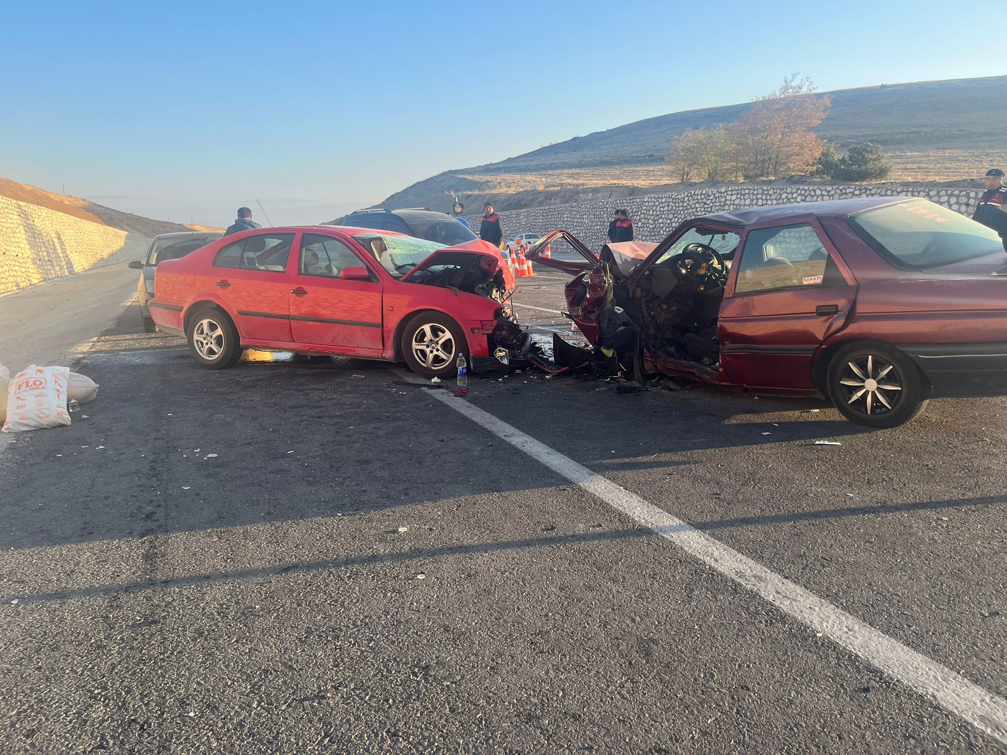 Afyonkarahisar’da iki otomobilin kafa kafaya çarpıştığı trafik kazasından biri ağır