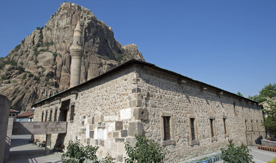 Afyon Ulu Cami, Anadolu Selçukluları döneminde 1272-1277 yılları arasında Sancakbeyi Nusretiddun