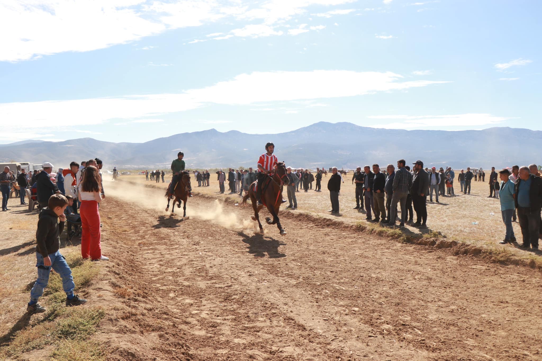 Her yıl ilgiyle gerçekleştirilen rahvan at yarışları, hafta sonu Afyonkarahisar’ın