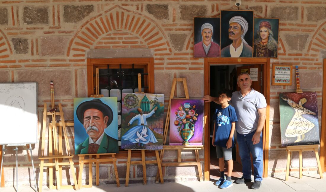 Aslen Sivaslı olan ve yaklaşık 30 yıldır Manisa'da yaşayan Ressam