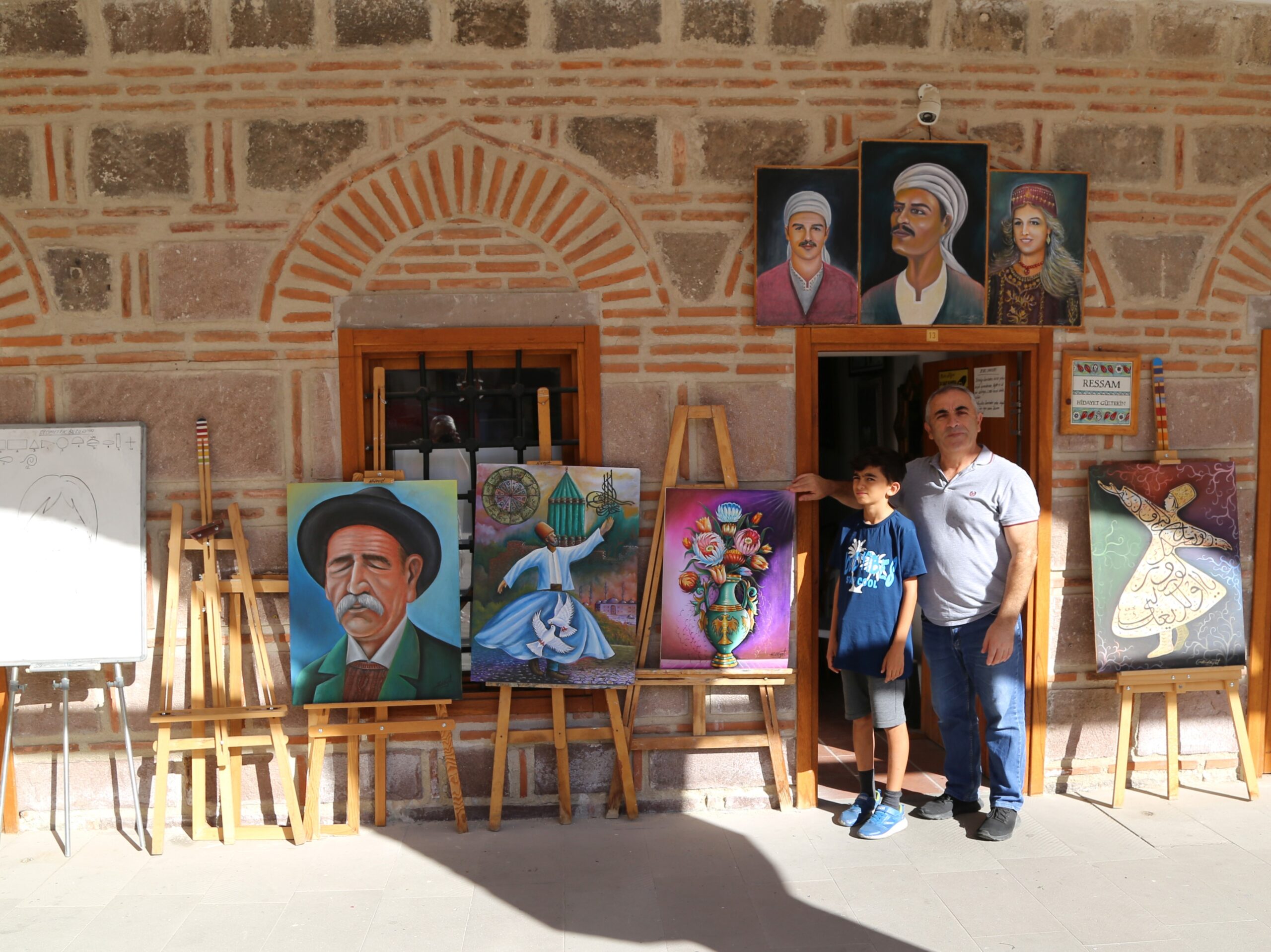 Aslen Sivaslı olan ve yaklaşık 30 yıldır Manisa'da yaşayan Ressam