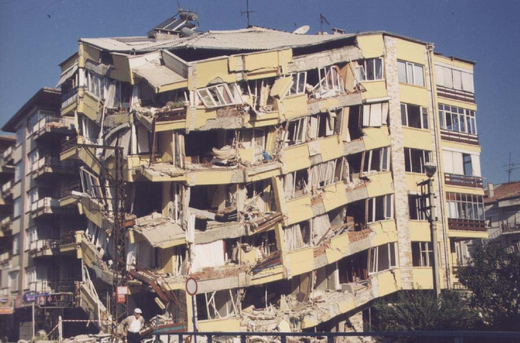 1 Ekim 1995 tarihinde yerel saatle 17:57’de büyüklüğü 6,1 olan