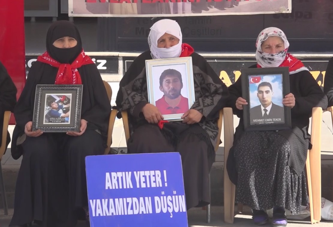 Muş’ta çocuklarını terör örgütü PKK’dan kurtarmak isteyen aileler, DEM Parti