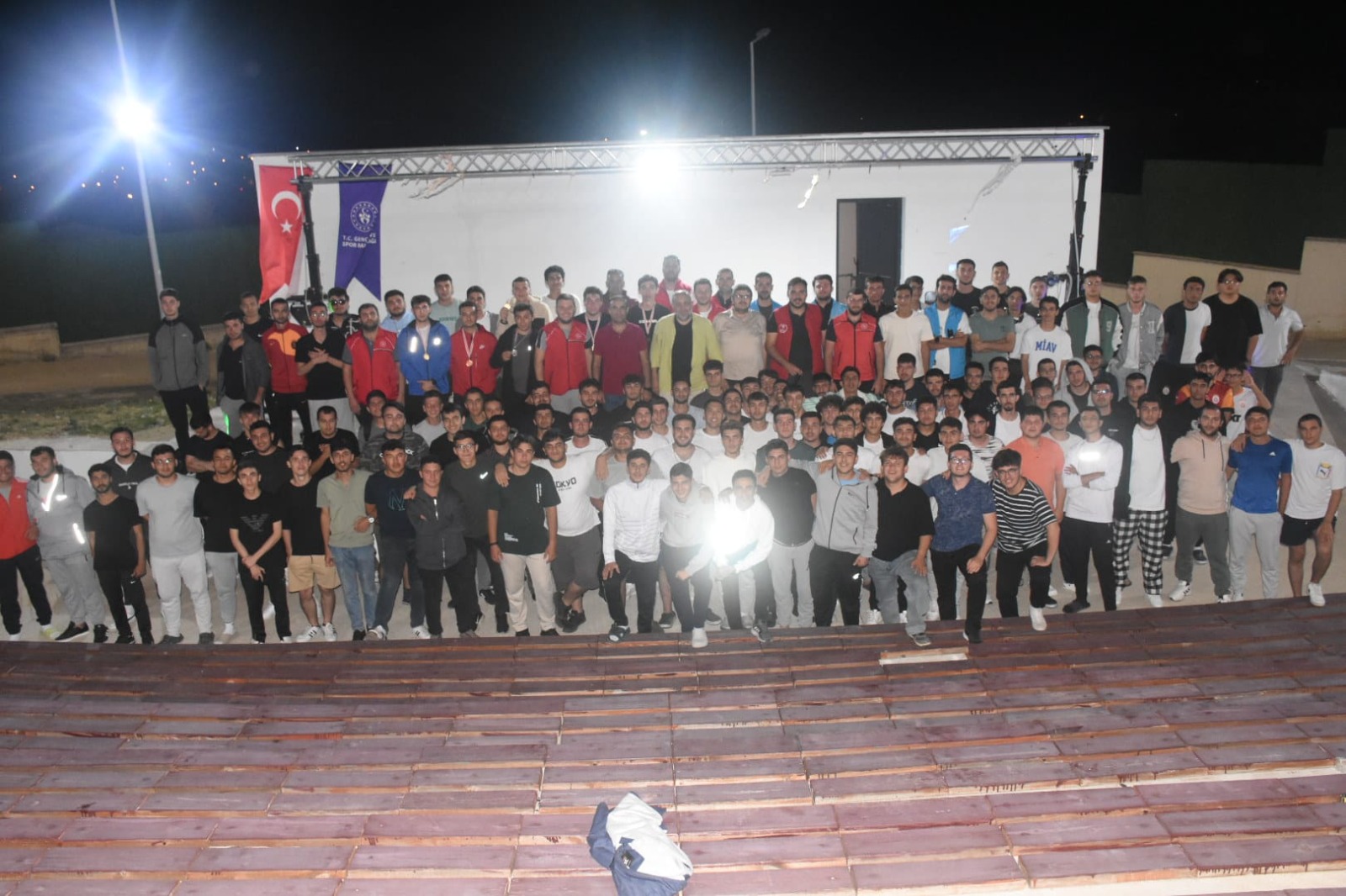Afyonkarahisar Gençlik ve Spor İl Müdürü İsmail Hakkı Kasapoğlu, gençlerle