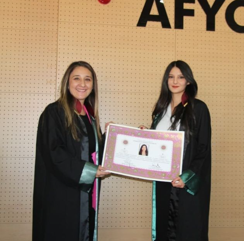 Afyonkarahisar’da avukatlık stajını tamamlayan avukat adaylarına belgeleri Afyonkarahisar Baro Başkanı