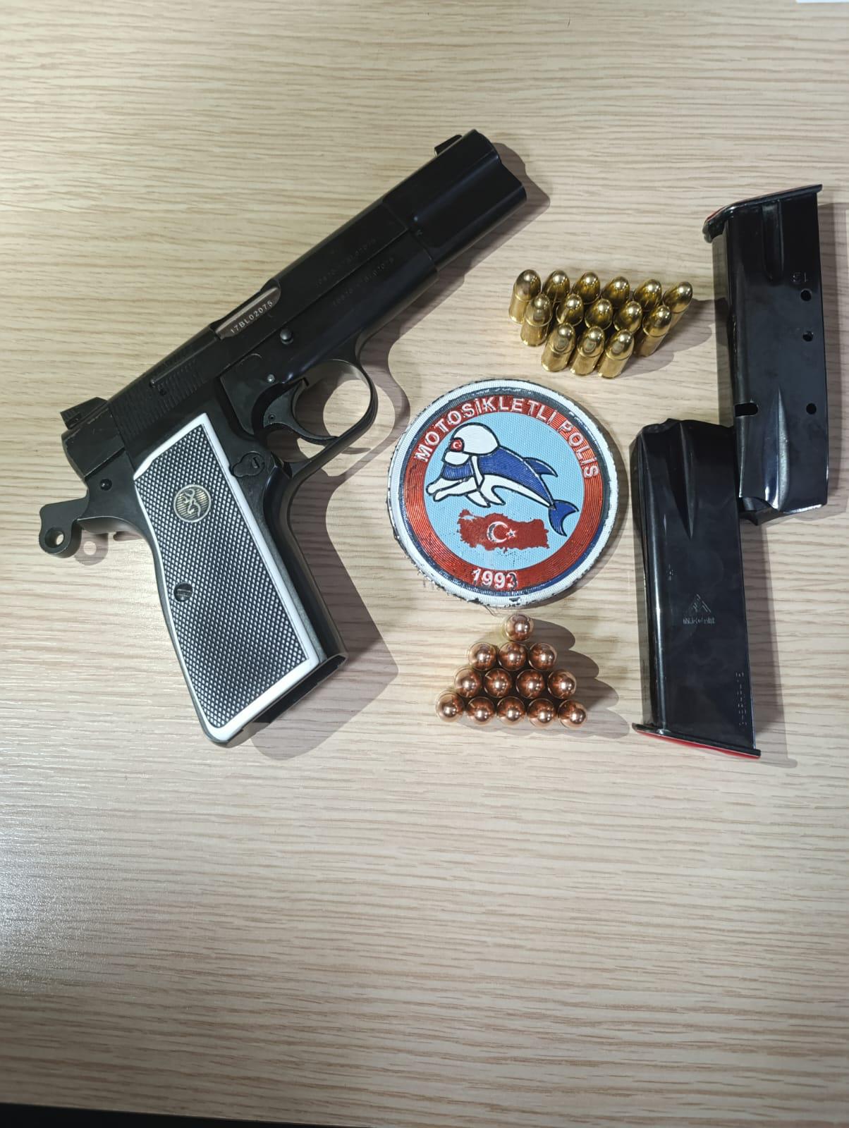 Afyonkarahisar’da polis tarafından aranan şahıslara yönelik yapılan denetimde 12 kişi
