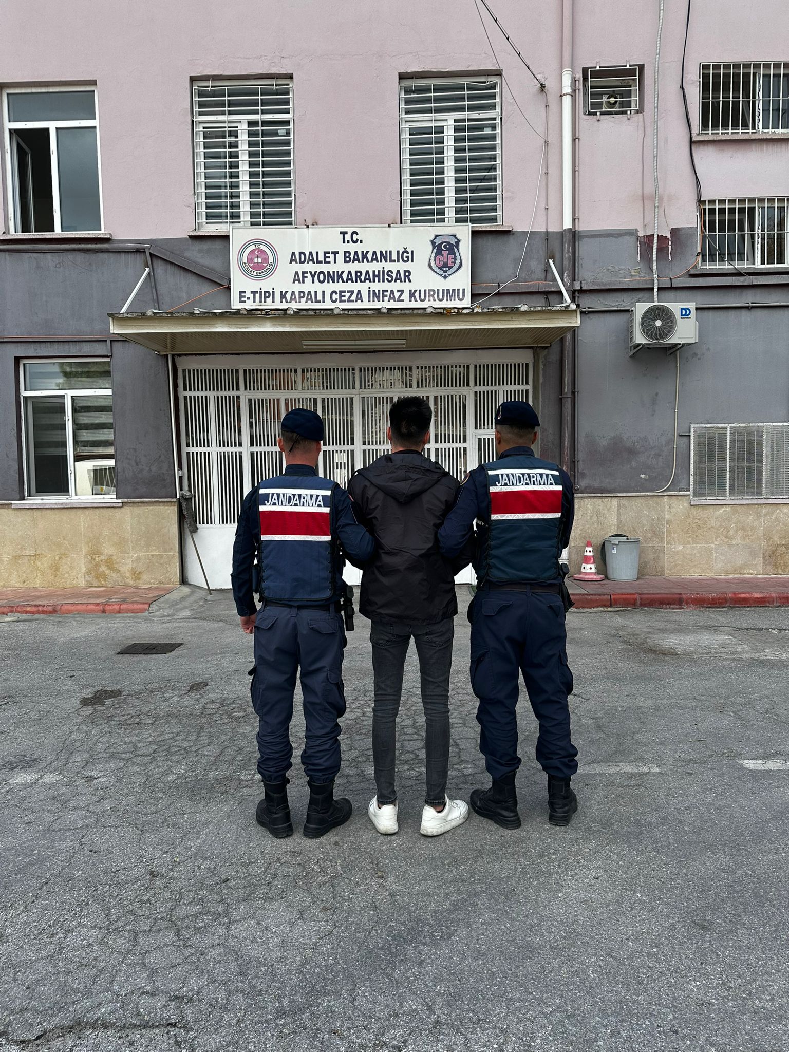 Afyonkarahisar İl Jandarma Komutanlığı, aranan şahısların tespiti ve yakalanmasına yönelik