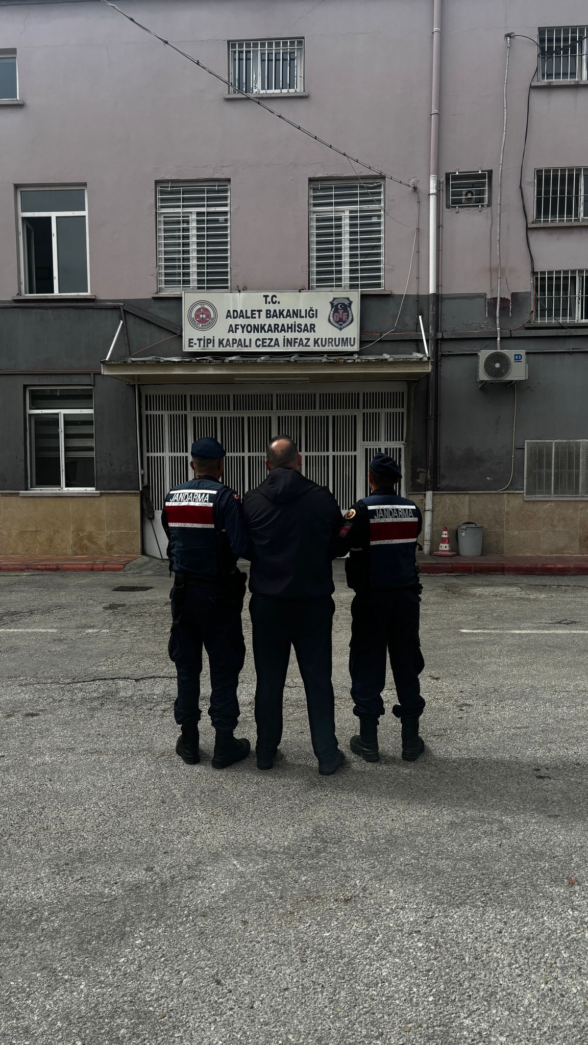 Afyonkarahisar İl Jandarma Komutanlığı, aranan şahısların tespiti ve yakalanmasına yönelik