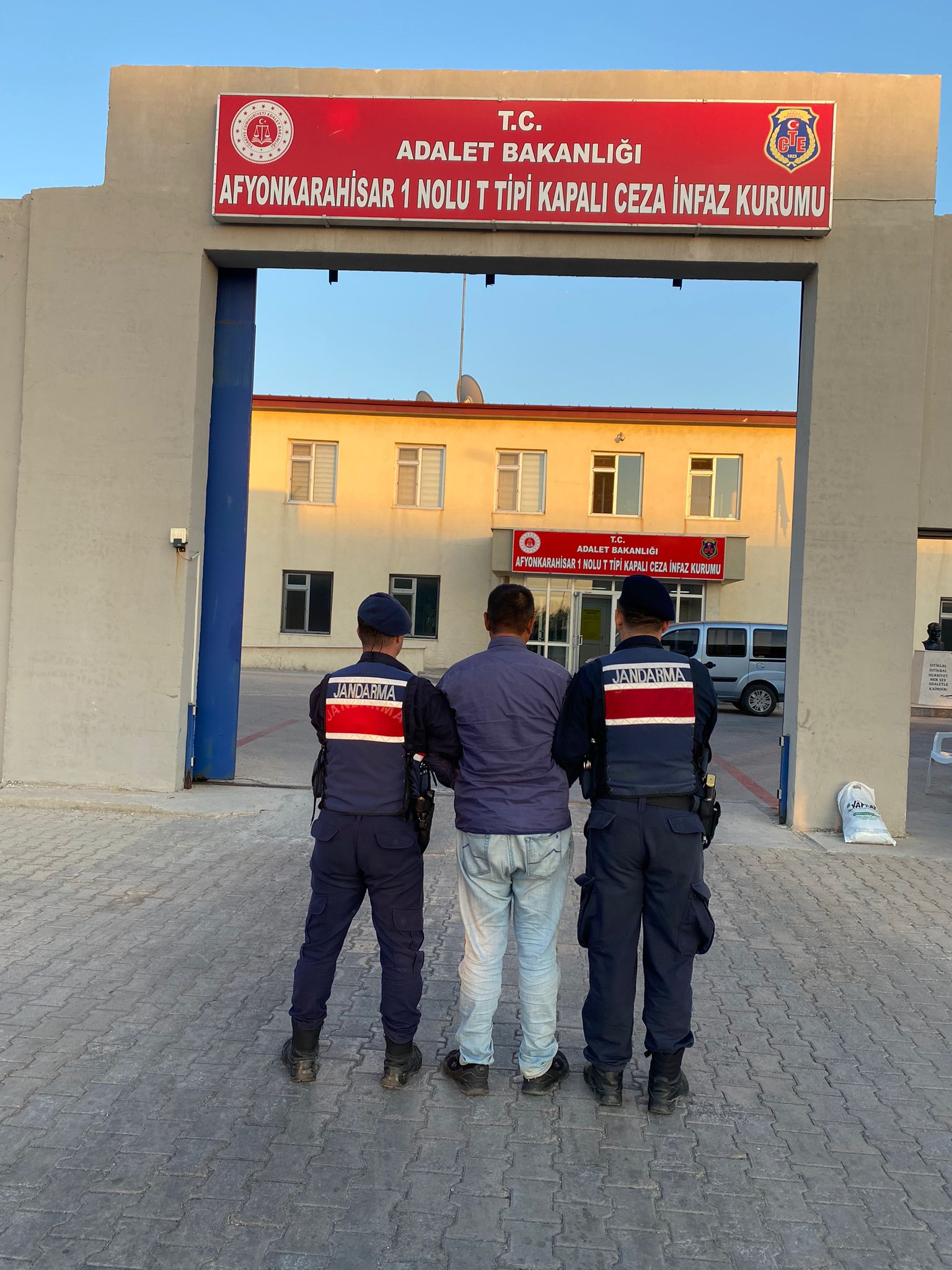 Afyonkarahisar İl Jandarma Komutanlığı, aranan şahısların tespiti ve yakalanmasına yönelik