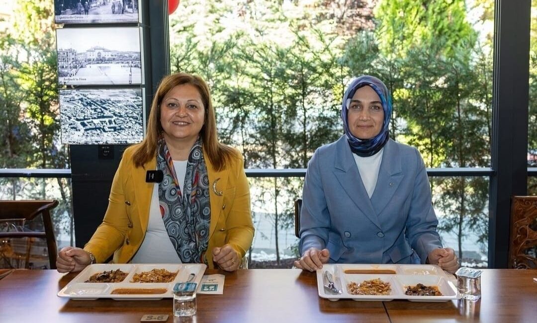 Afyonkarahisar Belediye Başkanı Burcu Köksal, dün Halk Lokantası’nda Afyonkarahisar Valisi