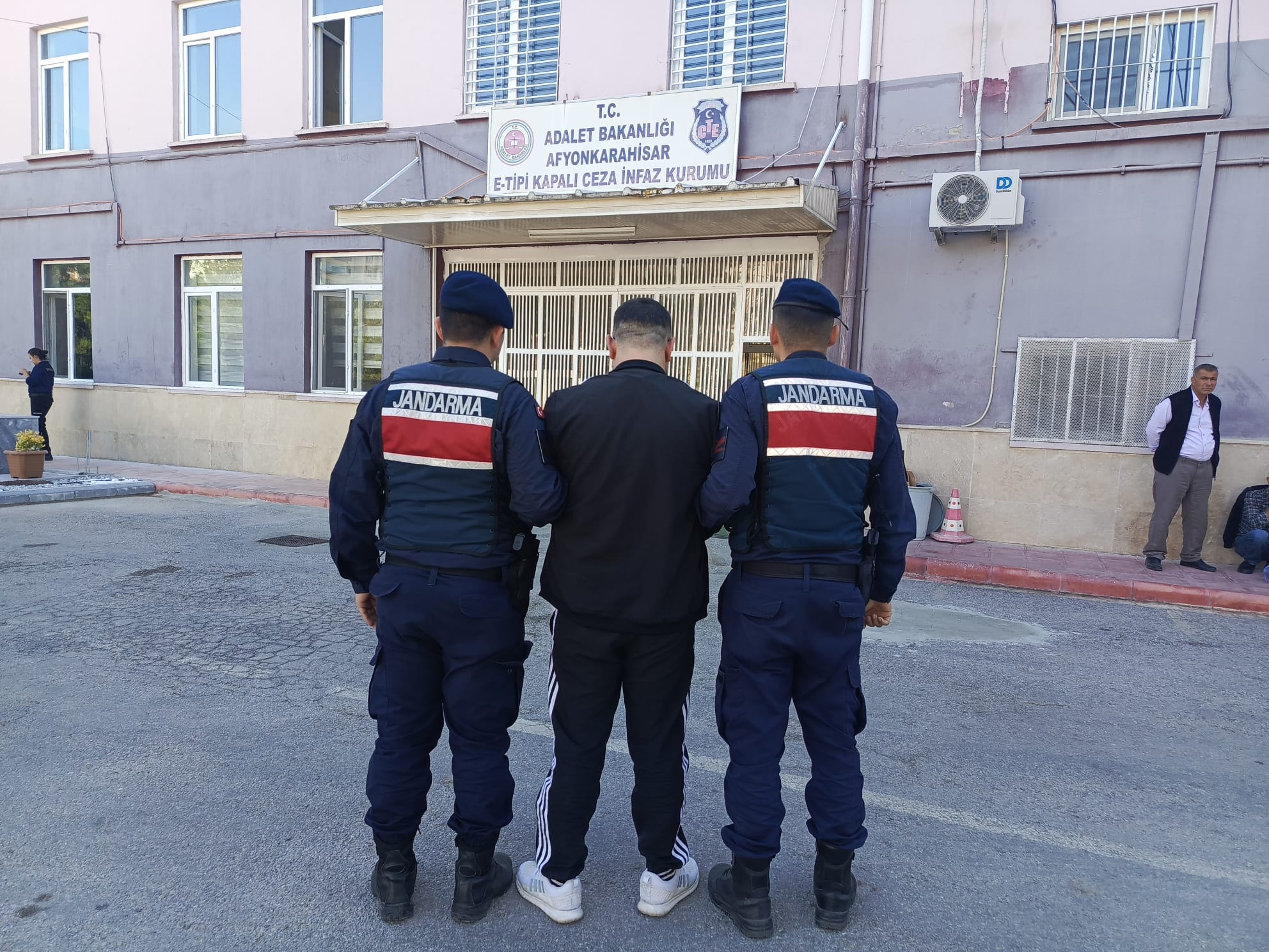 Afyonkarahisar İl Jandarma Komutanlığı, aranan şahısların tespiti ve yakalanmasına yönelik
